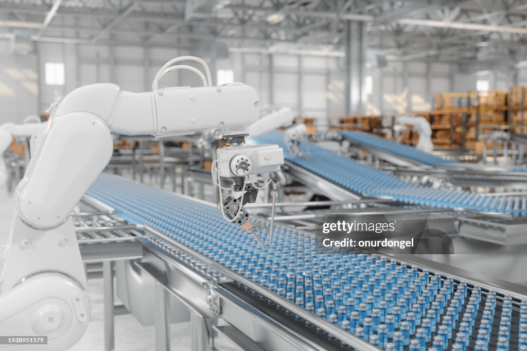 Usine de fabrication intelligente avec des bras robotiques travaillant sur la production de médicaments sur une bande transporteuse