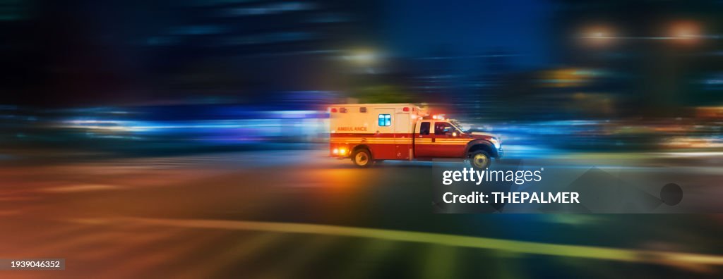ニューヨークのマンハッタンで緊急通報を受けた夜間の救急車のスピード違反 - モーションブラーパンニングアクション