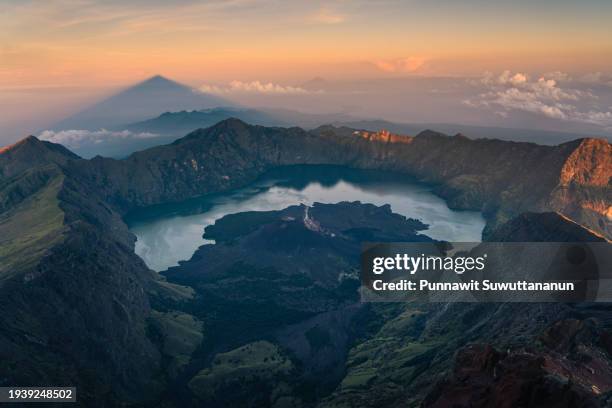 beautiful sunrise from summit of rinjani volcano mountain, lombok island in indonesia - mount rinjani 個照片及圖片檔