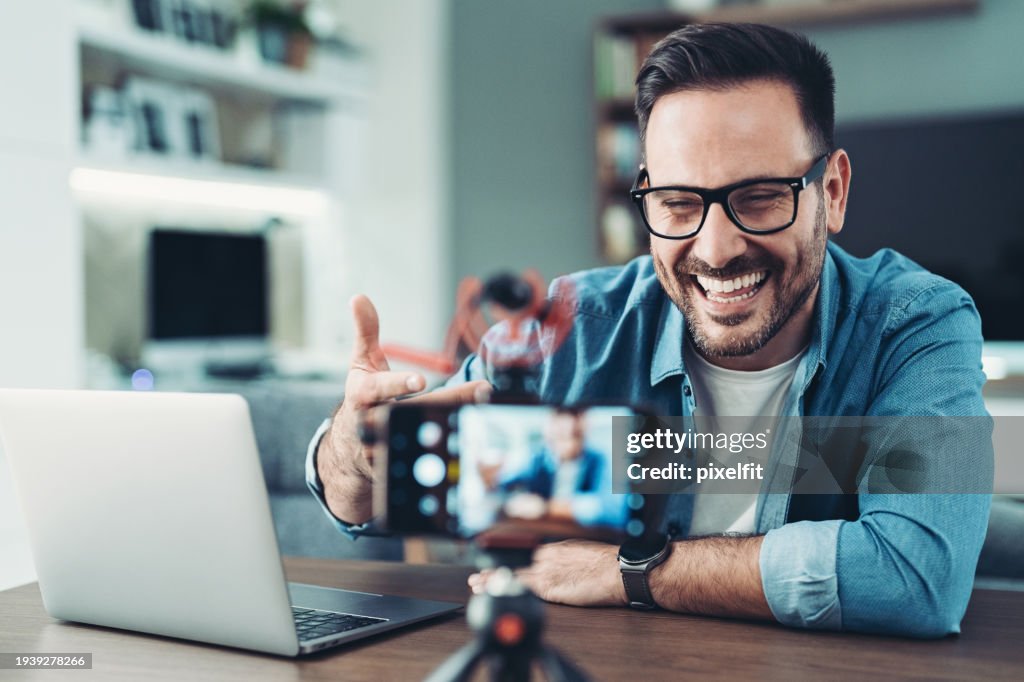 Vlogger sonriente grabando un video