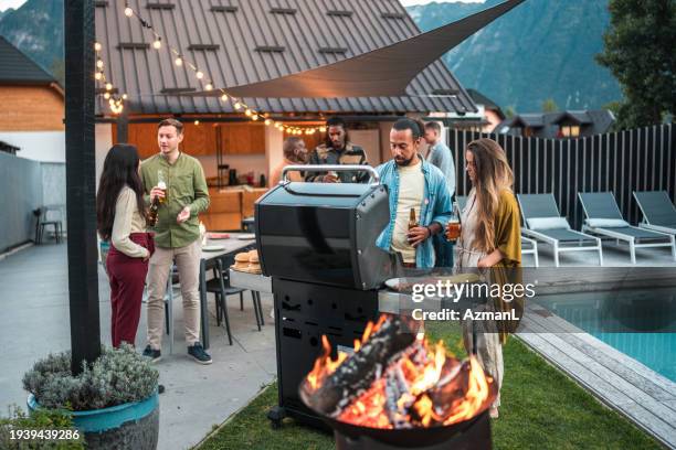 groupe diversifié profitant d’une fête en plein air au bord de la piscine - jardin de derrière photos et images de collection