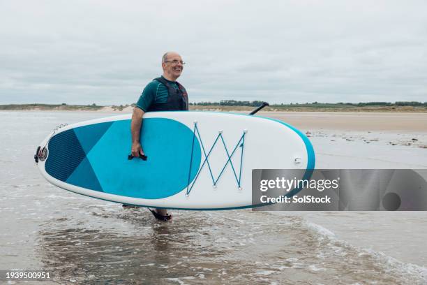 looking out at the ocean - fitness vitality stock pictures, royalty-free photos & images