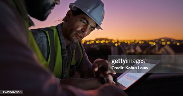 bauarbeiter männer, tablet und dach bei sonnenuntergang, diskussion oder klick in planung, entwicklung oder erweiterung. ingenieur-, personal- und digitaler touchscreen für die analyse von diagrammen, informationen oder daten in der stadt - baustelle stock-fotos und bilder