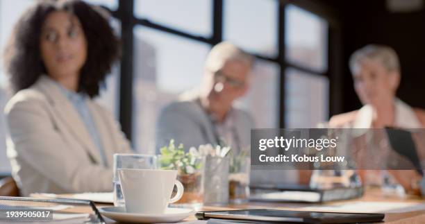 des gens qui prennent un café, une tasse et des gens d’affaires se réunissent au bureau pour collaborer, planifier ou discuter de l’entreprise. thé, table et équipe d’employés professionnels dans la salle de conférence pour un partenariat, une  - focus table reunion affaires flou plan rapproché photos et images de collection