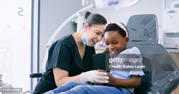 soins de santé, dentiste ou fillette avec miroir pour la consultation, la procédure dentaire et l’hygiène bucco-dentaire ou heureux à l’hôpital. dentisterie, patient ou enfant avec orthodontiste pour la pédiatrie, les maladies des gencives ou le - hygiène-dentaire photos et images de collection