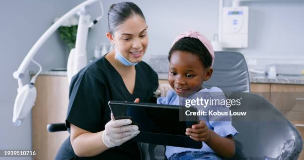 tablette, lächeln und patientin mit zahnarzt für gesundheitsversorgung, beratung oder mundhygiene. zahnmedizin, technologie oder gespräch mit einem kleinen kind, das mit einer ärztin in der praxis für mund- oder zahnpflege spricht - zahnarzthelfer stock-fotos und bilder