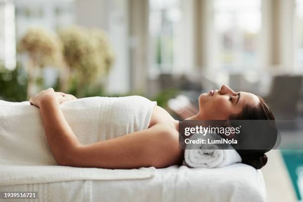 rilassati, dormi e donna alla spa per massaggi, servizi di bellezza o aromaterapia per trattamenti olistici. cura di sé, pace e zen, ragazza a letto per il benessere del corpo e skincare alternativo in hotel di lusso. - centro benessere stabilimento termale foto e immagini stock