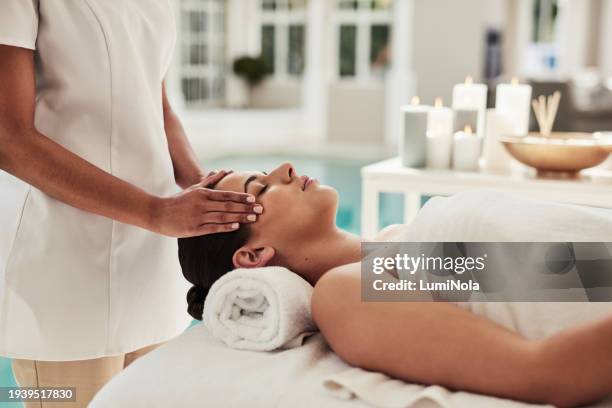 relájese, masaje facial y de la mujer en el spa de aromaterapia para el descanso, servicio de reiki o lujo con tratamiento de belleza holístico. cuidado personal, paz y zen, chica en la mesa para el bienestar facial y el cuidado de la piel en el hotel. - reiki fotografías e imágenes de stock