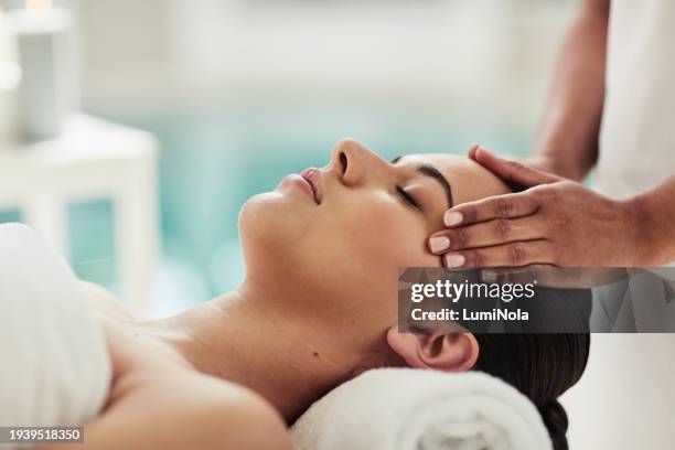 entspannen sie sich, hotel und frau im spa für massagen, schönheitsservice oder aromatherapie für eine ganzheitliche behandlung. luxuriöse selbstpflege, ruhe und zen, gesicht eines mädchens auf dem bett für gesichtswellness und alternative hautpflege - kosmetikmaske stock-fotos und bilder