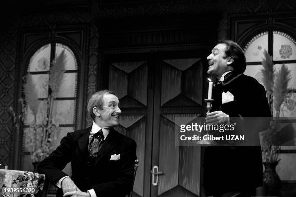 Robert Dhéry et Jean-Marc Thibault sur scène dans la pièce 'Monsieur chasse !', le 18 février 1976, au théâtre de l'Atelier de Paris.