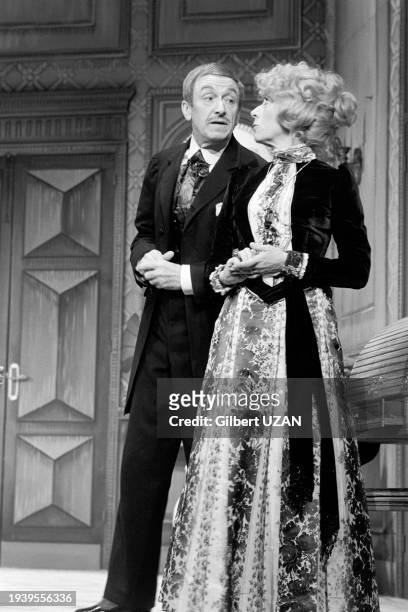 Robert Dhéry et Colette Brosset sur scène dans la pièce 'Monsieur chasse !', le 18 février 1976, au théâtre de l'Atelier de Paris.