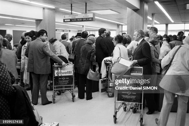 Voyageurs à l'aéroport de La Nouvelle-Orléans, en avril 1976.