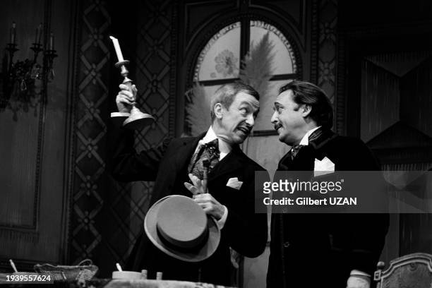 Robert Dhéry et Jean-Marc Thibault sur scène dans la pièce 'Monsieur chasse !', le 18 février 1976, au théâtre de l'Atelier de Paris.