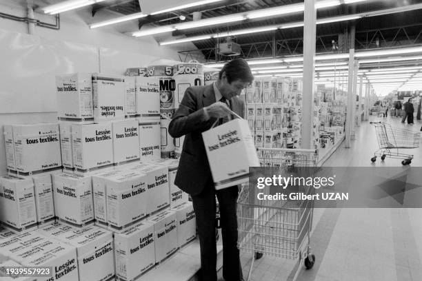 Le directeur général de 'Carrefour' Denis Defforey posant avec un caddy dans un rayon de l'un de ses supermarché à Savigny-sur-Orge, le 3 juin 1976.