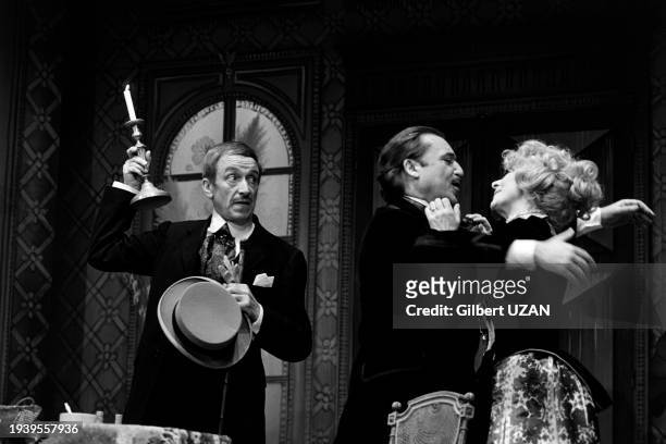 Robert Dhéry, Jean-Marc Thibault et Colette Brosset sur scène dans la pièce 'Monsieur chasse !', le 18 février 1976, au théâtre de l'Atelier de Paris.