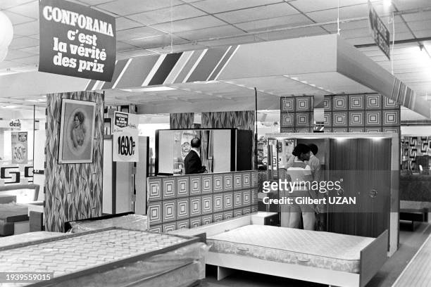Le rayon literie d'un magasin 'Conforama' dans la région parisienne, en mai 1976.