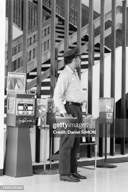 Agent d'entretien dans le hall de l'aéroport de La Nouvelle-Orléans, en avril 1976.