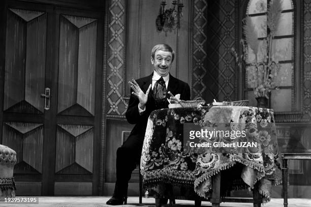 Robert Dhéry sur scène dans la pièce 'Monsieur chasse !', le 18 février 1976, au théâtre de l'Atelier de Paris.