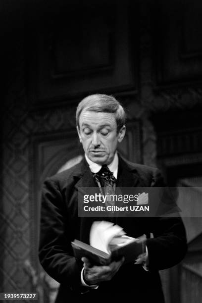 Robert Dhéry sur scène dans la pièce 'Monsieur chasse !', le 18 février 1976, au théâtre de l'Atelier de Paris.
