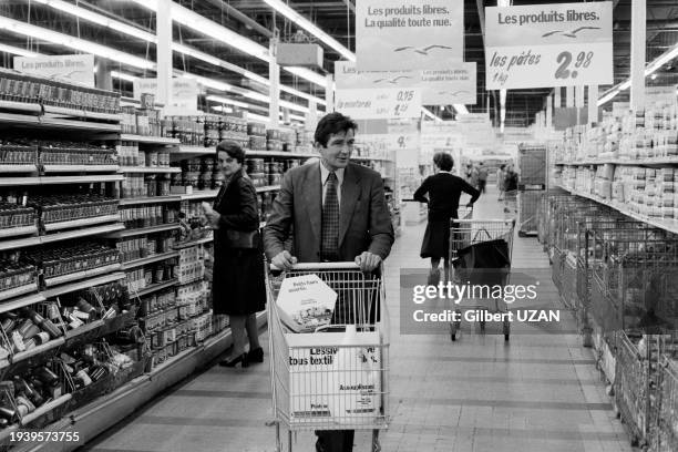 Le directeur général de 'Carrefour' Denis Defforey posant avec un caddy dans un rayon de l'un de ses supermarché à Savigny-sur-Orge, le 3 juin 1976.