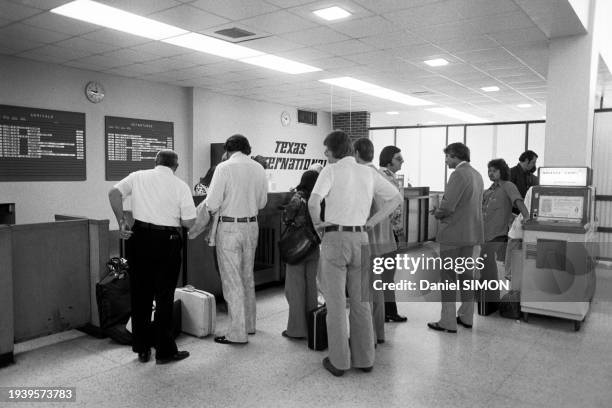 Voyageurs dans un hall de l'aéroport de La Nouvelle-Orléans, en avril 1976.