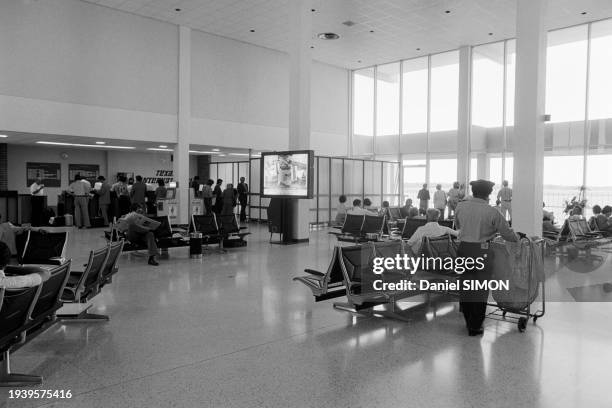 Voyageurs dans un hall de l'aéroport de La Nouvelle-Orléans, en avril 1976.