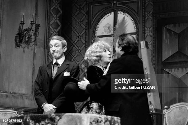 Robert Dhéry, Colette Brosset et Jean-Marc Thibault sur scène dans la pièce 'Monsieur chasse !', le 18 février 1976, au théâtre de l'Atelier de Paris.