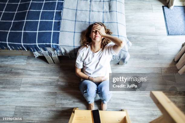 mujer adulta joven que sufre de dolores abdominales - ciclo de menstruación fotografías e imágenes de stock