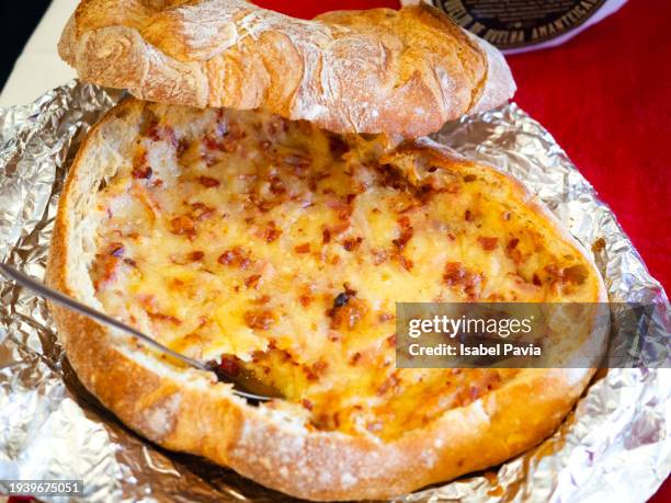 quiche with ham and leek in bread - ham and potato soup stock pictures, royalty-free photos & images