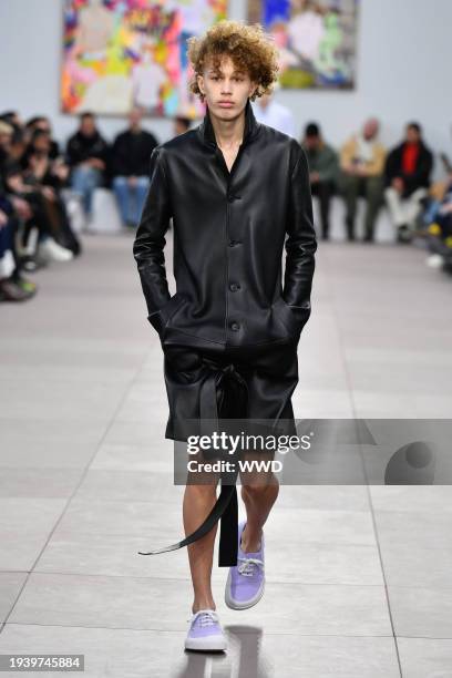 Model on the runway at Loewe Men's Fall 2024 as part of Paris Men's Fashion Week held on January 20, 2024 in Paris, France.