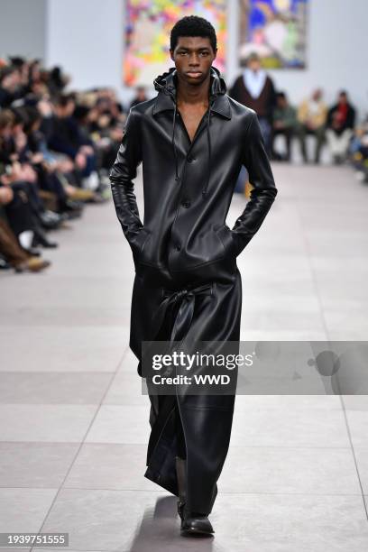 Model on the runway at Loewe Men's Fall 2024 as part of Paris Men's Fashion Week held on January 20, 2024 in Paris, France.