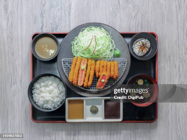 japanese gourmet delight: sirloin and chunk tail flap gyukatsu set - arroz blanco fotografías e imágenes de stock