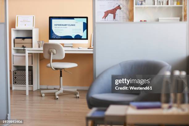 desktop pc with furniture in veterinary office - veterinarian background stock pictures, royalty-free photos & images