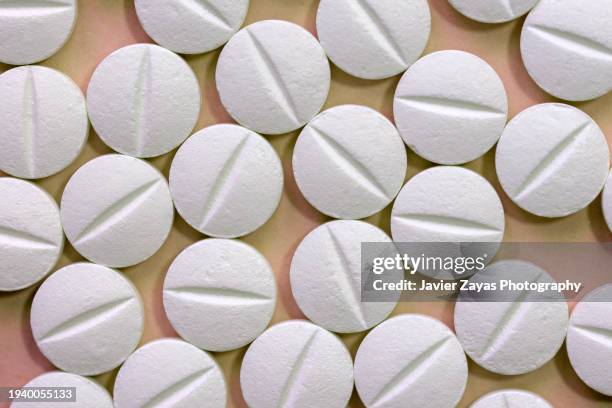 many white tablets background full frame shot - antibiotikaresistent stock-fotos und bilder