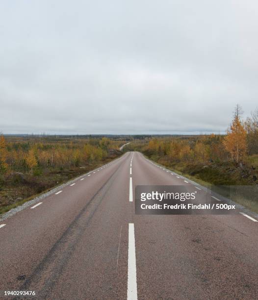 empty road along countryside landscape - landskap fotografías e imágenes de stock