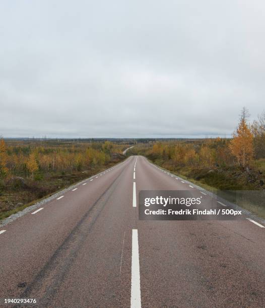 empty road along countryside landscape - årstid - fotografias e filmes do acervo