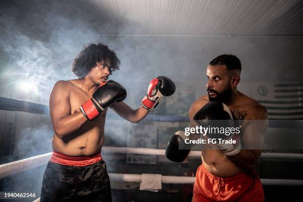 boxer, die auf einem boxring kämpfen - sparring stock-fotos und bilder