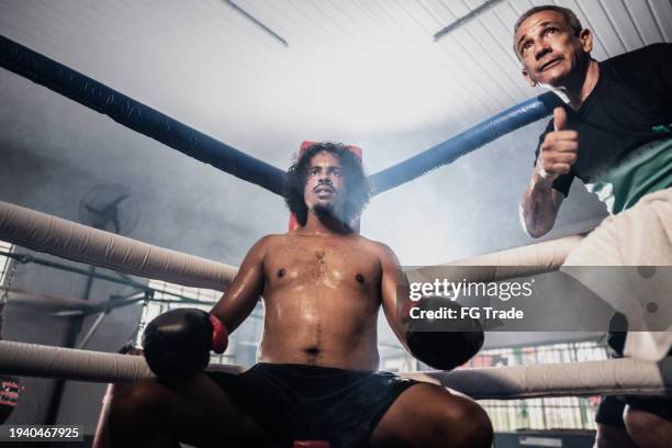 boxer man getting prepared to fight on a boxing ring - pulgar arriba fotografías e imágenes de stock