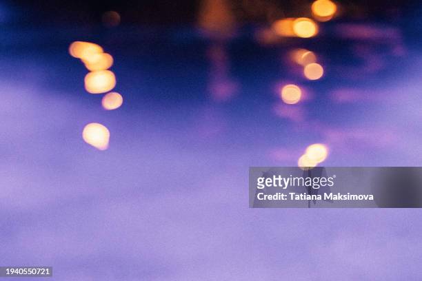 a textured purple background with grains and glimmers from the glow of street lamps, cinematic night ambiance. - filme cinematográfico imagens e fotografias de stock