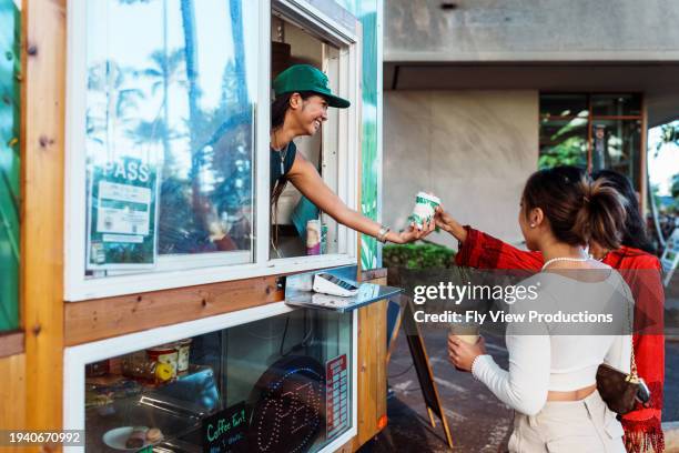 barista sorridente porge il caffè al cliente - piccola impresa foto e immagini stock