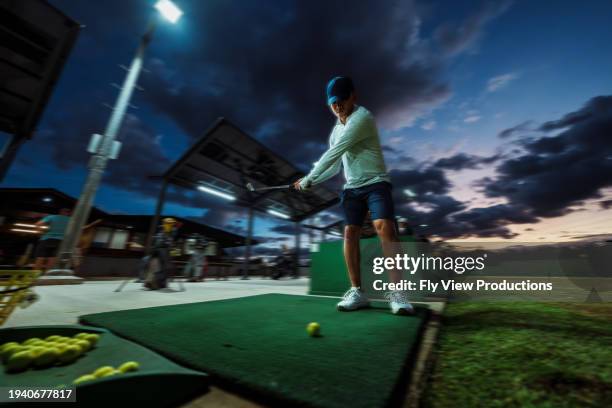 giovane professionista di golf al campo pratica - campo-di-allenamento-per-il-golf foto e immagini stock