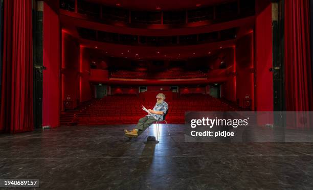 actor, director rehearsal in theatre - evenement zonder publiek stockfoto's en -beelden