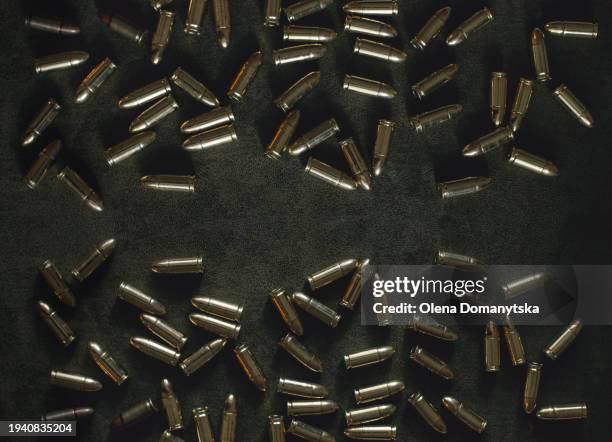 war bullets pistol 9 mm - mitragliatrice foto e immagini stock