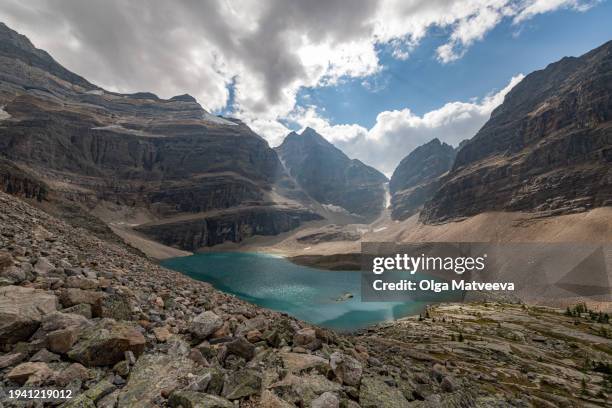 lake oesa on a bright sunny day - yoho national park photos et images de collection