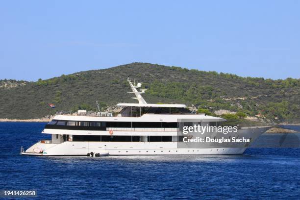 luxury cruise ship sailing along croatia’s dalmatian coast on the adriatic sea - motor yacht stock pictures, royalty-free photos & images