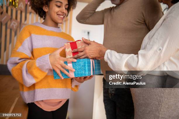 fête d’anniversaire - cadeau danniversaire photos et images de collection