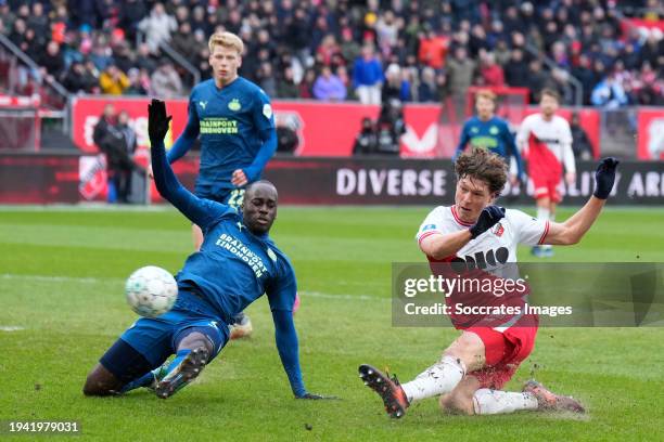 Jordan Teze of PSV, Sam Lammers of FC Utrecht during the Dutch Eredivisie match between FC Utrecht v PSV at the Stadium Galgenwaard on January 21,...