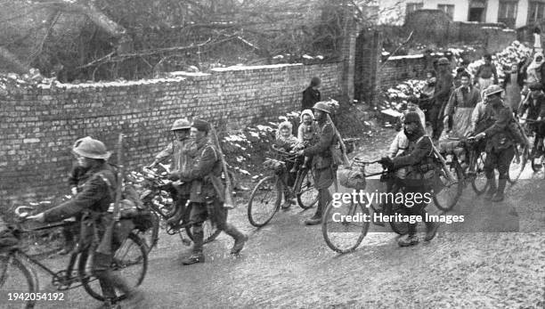 De la joie pour Tous; Entoures par les enfants d'un village reconquis, des cyclistes anglais ont imagine de leur donner ce rare bonheur de les...