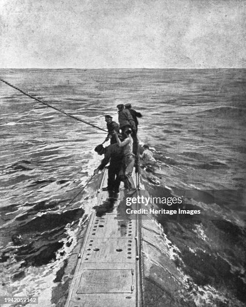 Canonne, pius torpille en mer; Sur le pont du sous-marin anglais: les matelots lancent des cordages aux naufrages du zeppelin', 1916. From "L'Album...