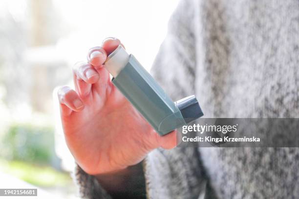asthma inhaler - inhalador-preventivo-del-asma fotografías e imágenes de stock